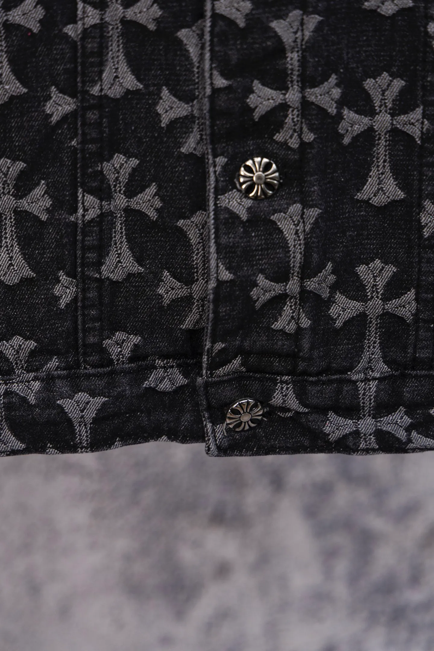 P240 Chrome Hearts CH Chrome Hearts double-sided all-over LOGO jacquard dark pattern heavy-duty denim jacket jeans denim suit same style as the Internet celebrity star's cross-printed denim jacket jeans, the unique cross design element plus all-over printing, full of design sense. It is made of 100% denim cotton fabric with heavy coarse yarn count, which ensures a stiff and tough silhouette while being soft, comfortable and breathable. The lapel is designed with silver buttons and is full of texture. The classic white cross logo is all over the dress, making it a perfect versatile style for spring and summer! Customized jacquard fabric, you can wear it in various styles. This gender-neutral shirt is a must-have for nightclubs. It can be worn as a jacket for both men and women. It can be easily worn by both men and women! The original loose version is made of high-quality pure cotton fabrics. The fabric pattern is high-definition and delicate without burrs. It is comfortable and breathable to wear. All the buttons are molded and customized. It is casual and fashionable and can be matched with any bottoms. It can be windproof and sunproof in spring and summer. It can be worn outside in autumn and winter! Easily concave shape makes you look slimmer and taller, perfect for both men and women! Color: Black Blue Size: Jacket S-XL Pants 28-36